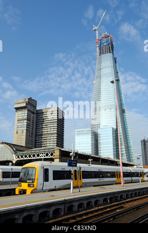 In Arbeit an Shard Wahrzeichen Wolkenkratzer Baustelle im Bau über London Bridge Bahnhof Plattform Southwark England Großbritannien Stockfoto