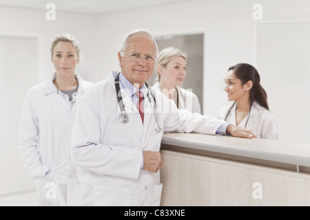 Gruppe von Ärzten im Krankenhaus Stockfoto