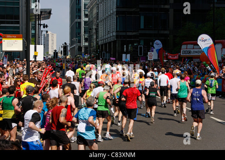 2011 London-Marathon-Läufer in Canary Wharf in der Nähe von Montgomery Square Stockfoto