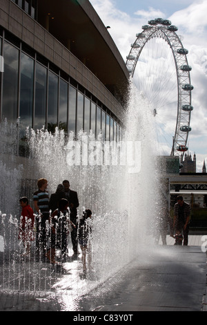 In der erscheinenden Zimmer Brunnen außerhalb der Festhalle auf der Londoner South Bank spielen Stockfoto