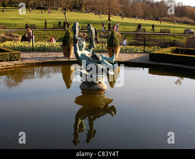 Springbrunnen und Teich in Golder Hill Park in Nord-London Stockfoto