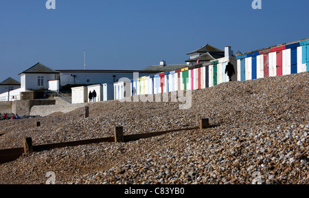 Strandhütten bei Milford am Meer in Hampshire Stockfoto