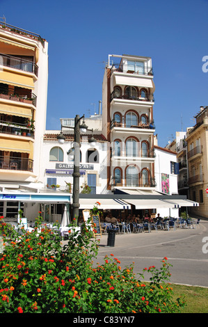 Restaurants am Paseo De La Ribera, Sitges, Provinz Barcelona, Katalonien, Spanien Stockfoto