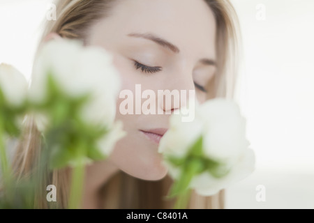 Nahaufnahme von Frau Blumen riechen Stockfoto