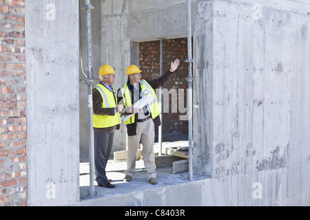 Unternehmer und Arbeitnehmer sprechen vor Ort Stockfoto