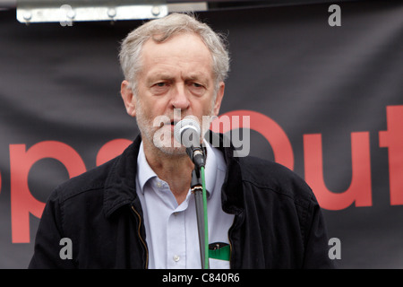 Jeremy Corbyn MP befasst sich mit der Anti Krieg Masse Versammlung am 10. Jahrestag der Invasion von Afghanistan Stockfoto