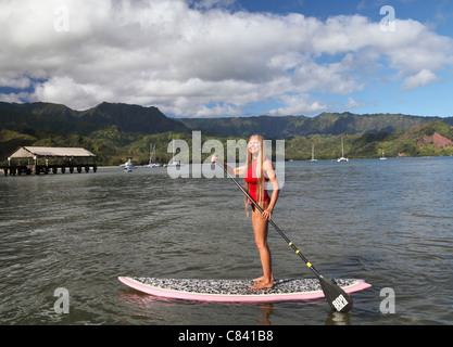 Stehen Sie Paddleboarder in Hanalei Bay auf Kauai auf Stockfoto