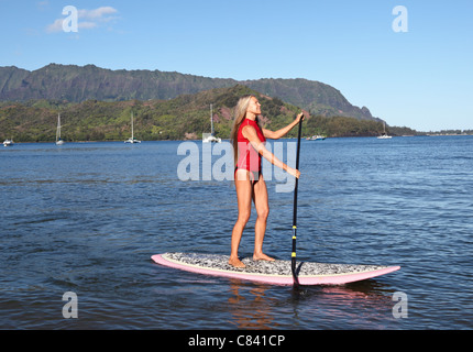 Stehen Sie Paddleboarder in Hanalei Bay auf Kauai auf Stockfoto