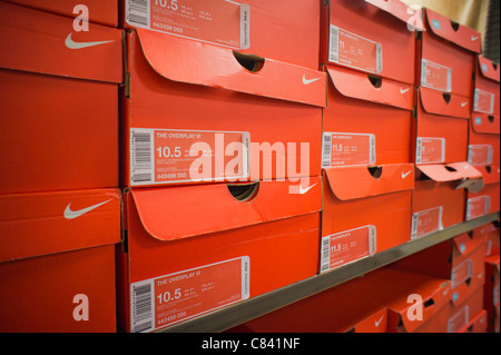 Boxen von Nike Sportschuhe sind in ein Sportgeschäft in New York gesehen. Stockfoto
