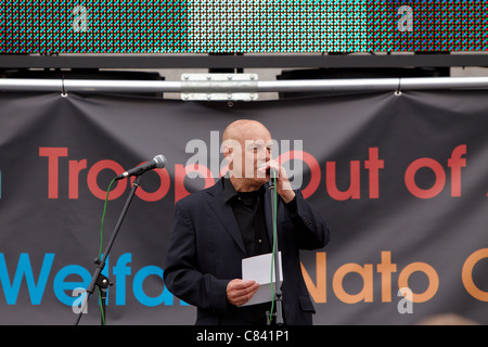 Komponisten Brian Eno befasst sich mit der Anti Krieg Masse Versammlung auf dem Trafalgar Square am 10. Jahrestag der Invasion von Afghanistan Stockfoto