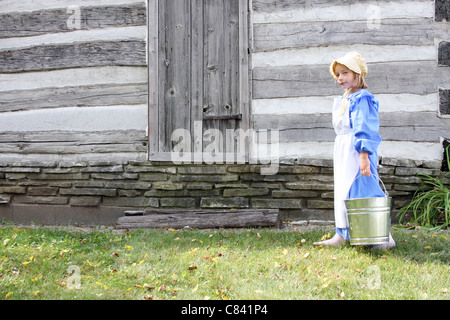 Ein junges Mädchen mit einem Melken blass Stockfoto