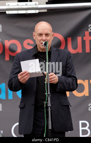 Komponisten Brian Eno befasst sich mit der Anti Krieg Masse Versammlung auf dem Trafalgar Square am 10. Jahrestag der Invasion von Afghanistan Stockfoto