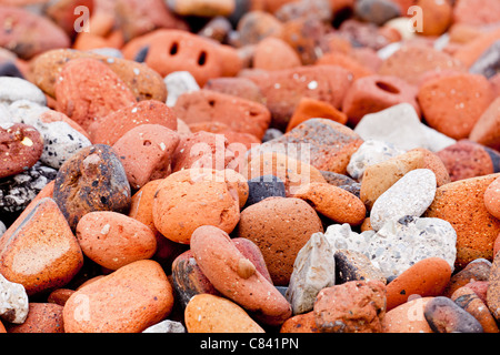 Meer getragen Kies und Steinen bilden einen Deich am Strand Stockfoto