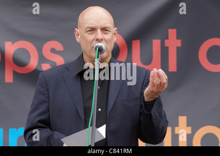 Komponisten Brian Eno befasst sich mit der Anti Krieg Masse Versammlung auf dem Trafalgar Square am 10. Jahrestag der Invasion von Afghanistan Stockfoto