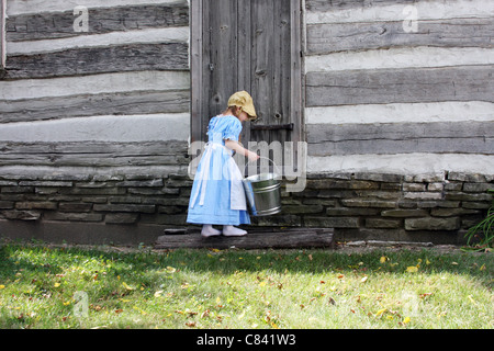 Ein junges Mädchen mit einem Melken blass Stockfoto