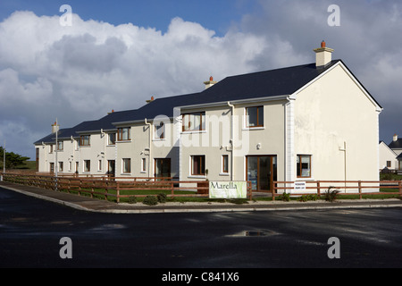 Ehemalige ghost Immobilien von Ferienwohnungen während des Immobilienbooms in Enniscrone County Sligo in der Republik Irland. Stockfoto