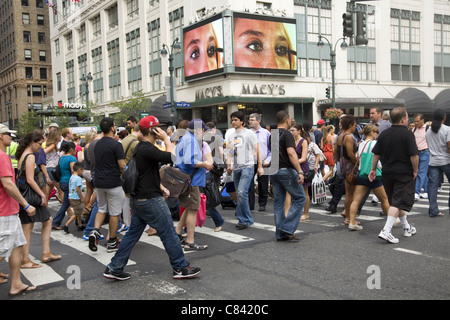 34th Street von Kaufhaus Macys ist immer mit New Yorker, Shopper und Touristen überfüllt. Stockfoto