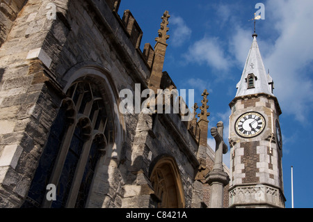 Die viktorianischen Uhrturm von Dorchester Corn Exchange, und ein Teil von der Pfarrei Kirche von St. Peter, in der High Street. Dorset, England, Vereinigtes Königreich. Stockfoto