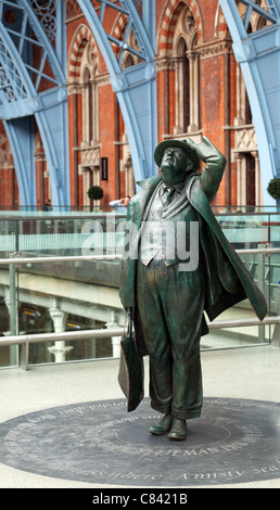 Statue von Sir John Betjeman in St Pancras Station in London Stockfoto