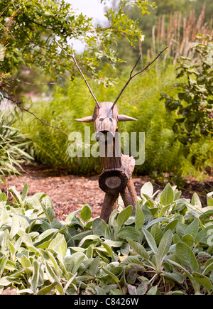 Rustikale Pferd oder Hirsch hergestellt aus Ästen im Blumengarten Stockfoto