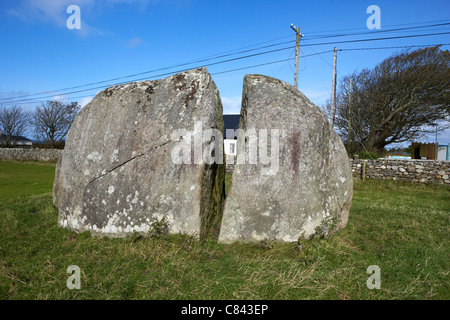 Eiszeit-Boulder als Split Rock Kileenduff Easkey Grafschaft Sligo Irland bekannt. Stockfoto