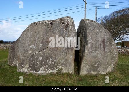 Eiszeit-Boulder als Split Rock Kileenduff Easkey Grafschaft Sligo Irland bekannt. Stockfoto