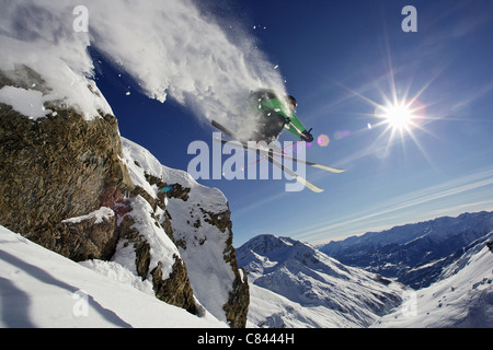 Skifahrer in der Luft auf verschneiten Bergen Stockfoto