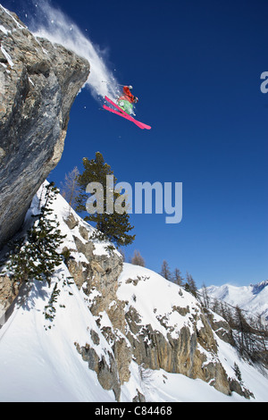 Skifahrer in der Luft auf verschneiten Bergen Stockfoto