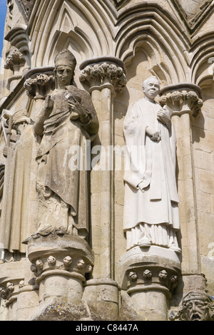 Statuen eines Bischofs im Außenbereich der Kathedrale von Salisbury, Salisbury, Wiltshire, England, UK Stockfoto