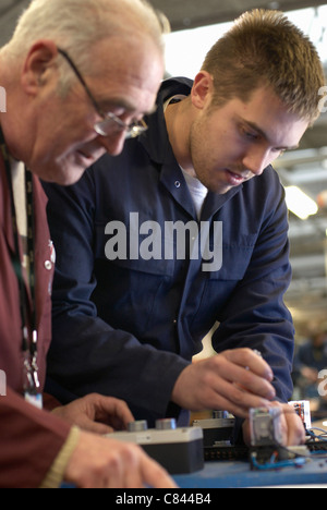 Elektroingenieure arbeiten im shop Stockfoto