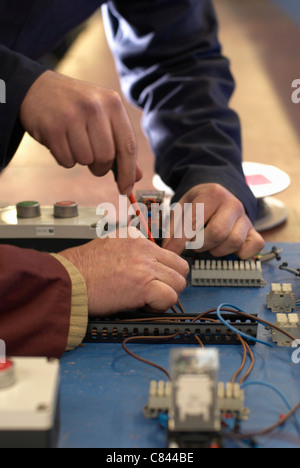 Elektroingenieure arbeiten im shop Stockfoto