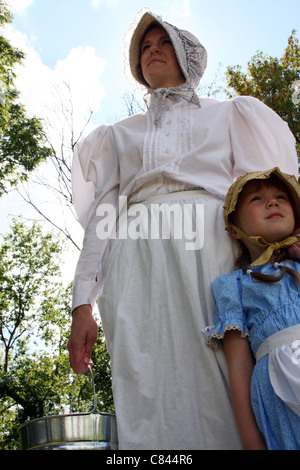 Eine Frau und Kind Reenactors mit einem Melken blass Stockfoto