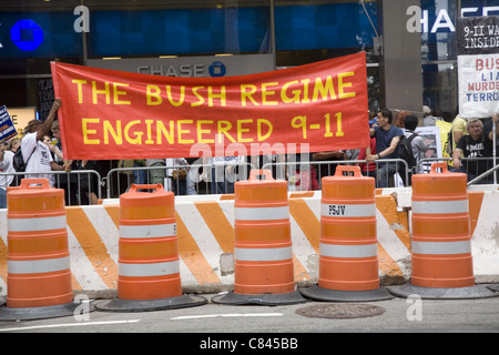 10. Jahrestag der 9/11, NYC. Verschwörungstheoretiker demonstrieren für eine unabhängige Untersuchung der Katastrophe von 9/11. Stockfoto