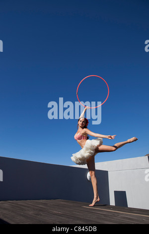 Frau im Tutu tanzen mit Hula-Hoop Stockfoto