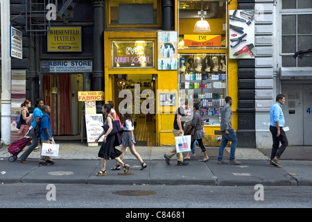 Shopper am Broadway im Stadtteil SOHO von New York City. Stockfoto