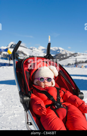 1 Jahr alt Baby Mädchen Sonnenbaden, Compatsch, Alpe di Siusi, Mont Seuc in Ladinisch, Südtiroler Dolomiten, Italien, Winter Stockfoto