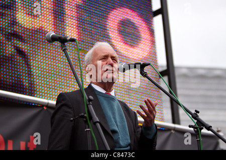 Ehemalige MP Tony Benn befasst sich mit der Anti Krieg Masse Versammlung auf dem Trafalgar Square am 10. Jahrestag der Invasion von Afghanistan Stockfoto