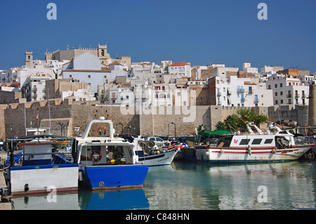 Altstadt von Hafen, Peníscola, Costa del Azahar, Provinz Castellón, Valencia, Spanien Stockfoto