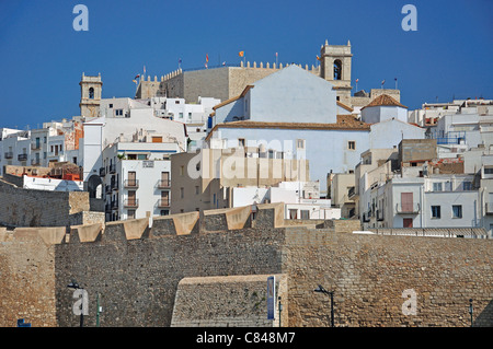 Blick auf Altstadt und Castillo vom Hafen, Peníscola, Costa del Azahar, Provinz Castellón, Valencia, Spanien Stockfoto