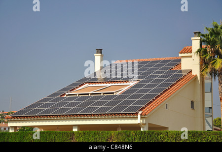 Sonnenkollektoren auf dem Dach des Hauses, Peníscola, Costa del Azahar, Provinz Castellón, Valencia, Spanien Stockfoto