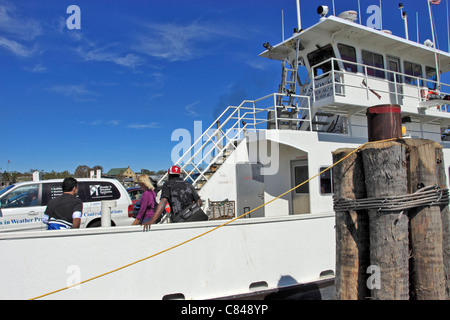 Passagiere und Autos bereit, an Bord der Fähre von Shelter Island in Greenport Long Island NY Stockfoto