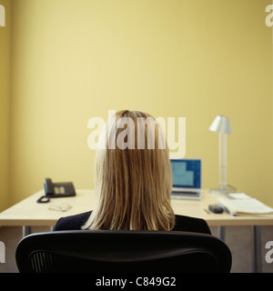 Kaukasische Geschäftsfrau sitzen am Schreibtisch im Büro Stockfoto