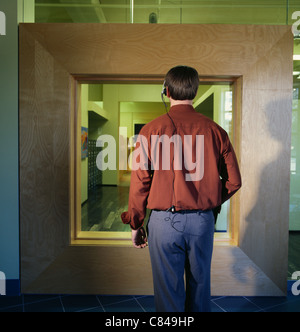 Unternehmer tragen Kopfhörer im Büro Stockfoto