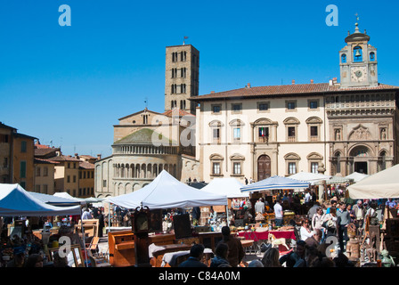 Antiquarian fair am Piazza Vasari und Santa Maria della Pieve Kirche hinter, Arezzo, Toskana, Italien Stockfoto