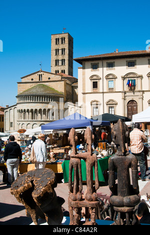 Antiquarian fair am Piazza Vasari und Santa Maria della Pieve Kirche hinter, Arezzo, Toskana, Italien Stockfoto