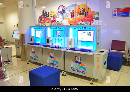 Internet-Zugang-Lounge, Nord-Terminal, Flughafen London-Gatwick, Crawley, West Sussex, England, Vereinigtes Königreich Stockfoto