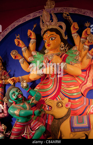 Darstellung der Göttin Durga an einer Puja Pandals in Kolkata (Kalkutta), West Bengal, Indien. Stockfoto
