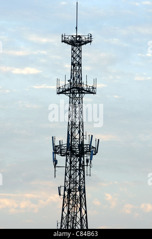 Antenne-Turm gegen blauen Himmel Stockfoto