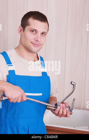 Handwerker, die Installation von neuen Wasserhahn im Badezimmer Stockfoto