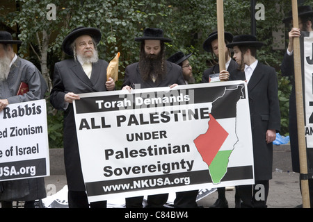 Ultra-orthodoxen jüdischen Rabbinern demonstrieren in der Nähe der UNO in New York zu Palästina befreien und den Staat Israel zu demontieren. Stockfoto